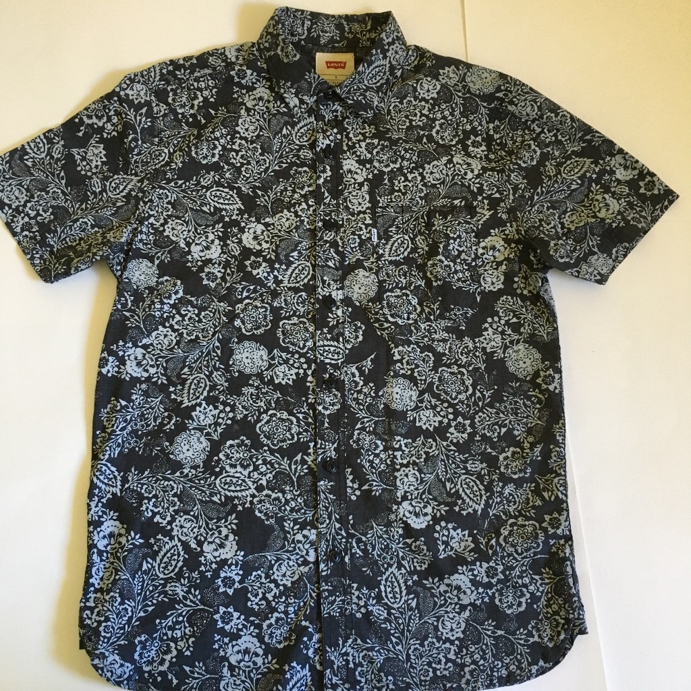 Levi's men's short sleeve button down shirt. Size S.